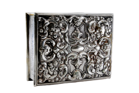 Guarda joias em prata relevada com volutas e motivos vegetalistas 